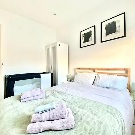 Queen Adelaide London Bagian luar foto