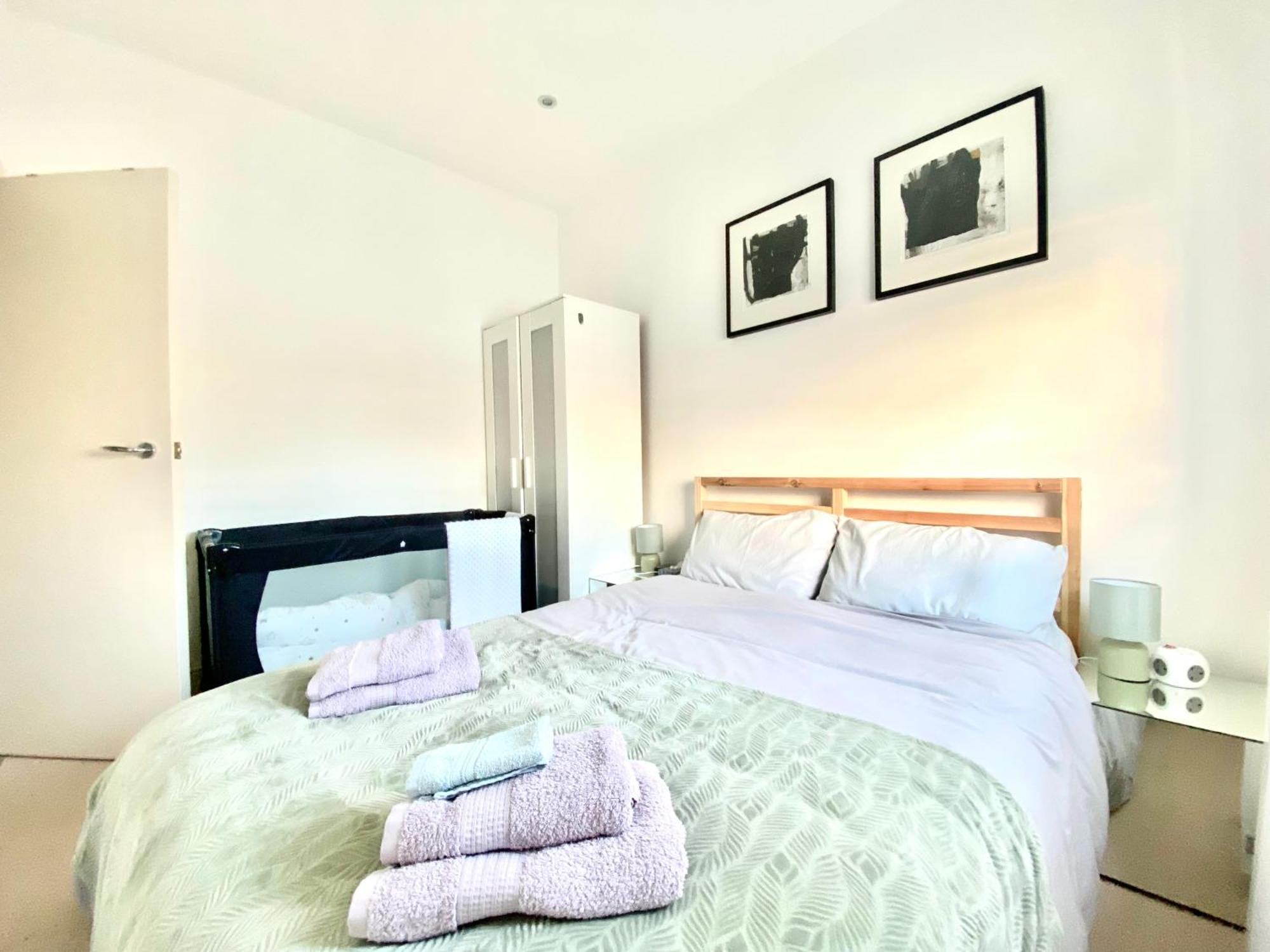 Queen Adelaide London Bagian luar foto
